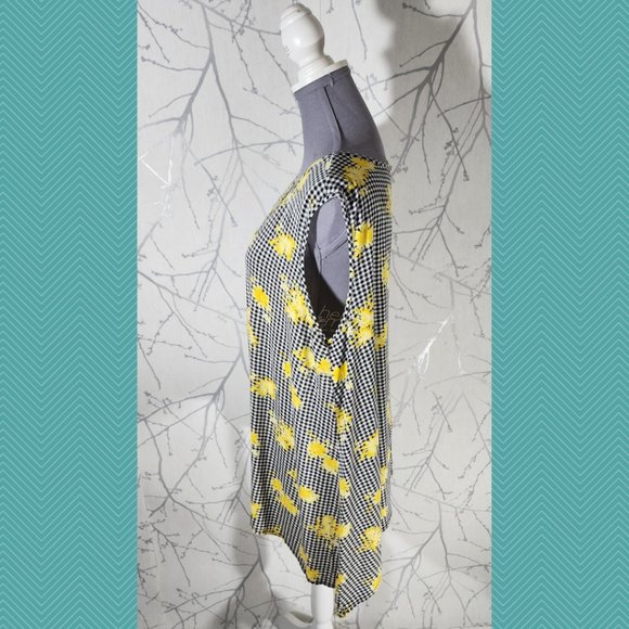 Theo & B Gingham Floral Printed V-Neck Handkerchief Tank - Picture 2 of 4